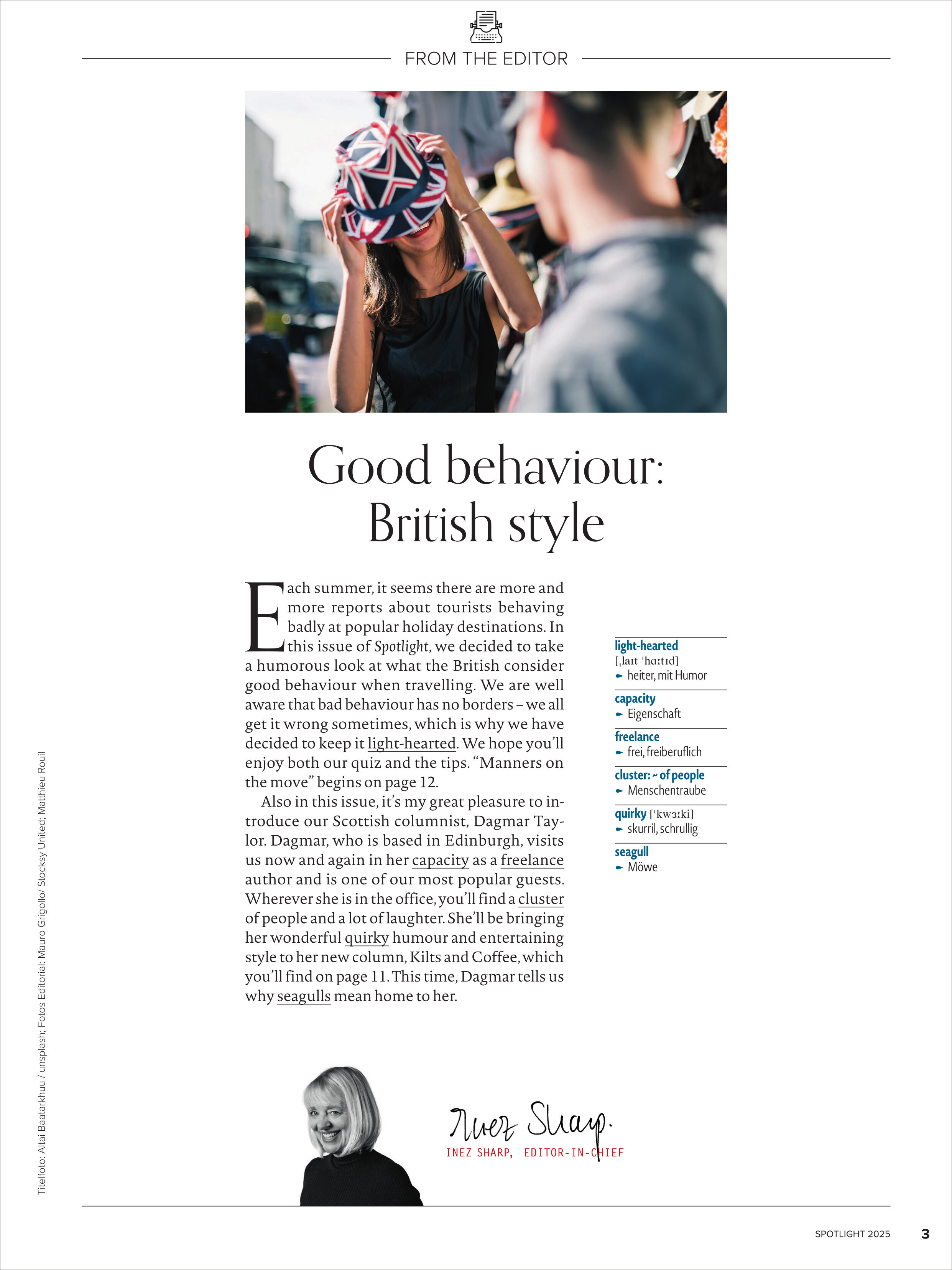 Titelbild von Spotlight Magazin Ausgabe 10/2025 zeigt eine Person mit einem Hut im britischen Union-Jack-Design, vor dem Hintergrund einer belebten Stadtstraße. Im oberen Bereich steht 'FROM THE EDITOR', darunter folgt ein Editorial-Text über gutes Benehmen im britischen Stil. Die dominierenden Farben sind weiß, blau und rot.