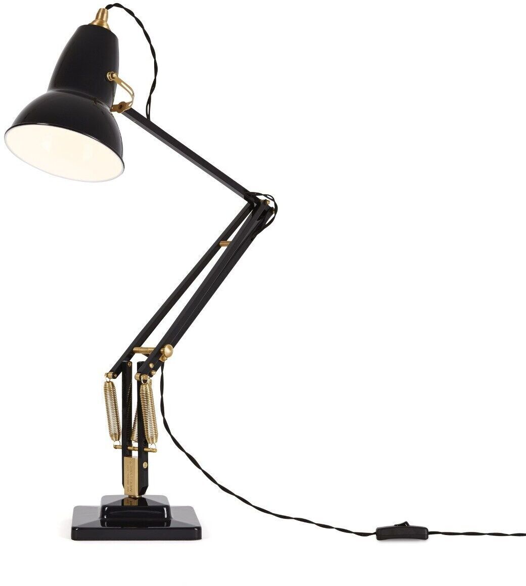 Tischleuchte »Anglepoise Original 1227 Brass Desk Lamp« in Schwarz mit Messingakzenten. Verstellbare Schreibtischlampe im Retro-Stil mit schwarzem Lampenschirm und weichem weißem Licht.