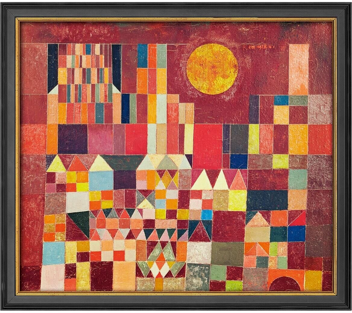 Das Gemälde 'Burg und Sonne' von Paul Klee aus dem Jahr 1928 zeigt eine abstrakte Stadtansicht mit geometrischen, farbenfrohen Formen und einer gelben Sonne in einem überwiegend roten Hintergrund. Die Komposition besteht hauptsächlich aus quadratischen und rechteckigen Formen, die Häuser und architektonische Elemente darstellen.