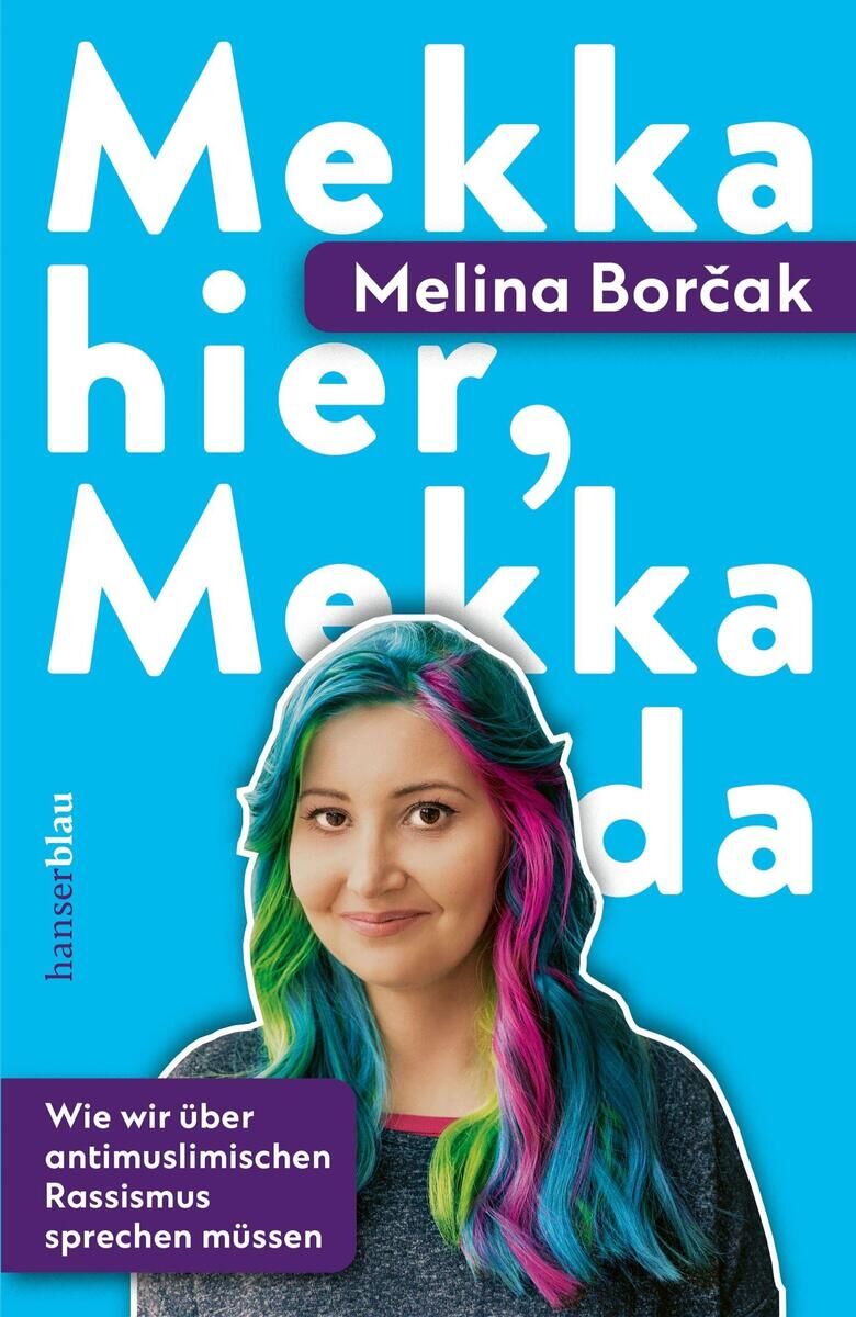 Cover des Buches 'Mekka hier, Mekka da' von Melina Borčak. Im oberen Bereich steht der Titel des Buches in weißer Schrift auf hellblauem Hintergrund. Darunter sieht man ein Porträt der Autorin mit bunt gefärbtem Haar. Am linken Rand steht der Name des Verlags 'hanserblau'. Unten ist ein roter Kasten mit dem Text 'Wie wir über antimuslimischen Rassismus sprechen müssen'.