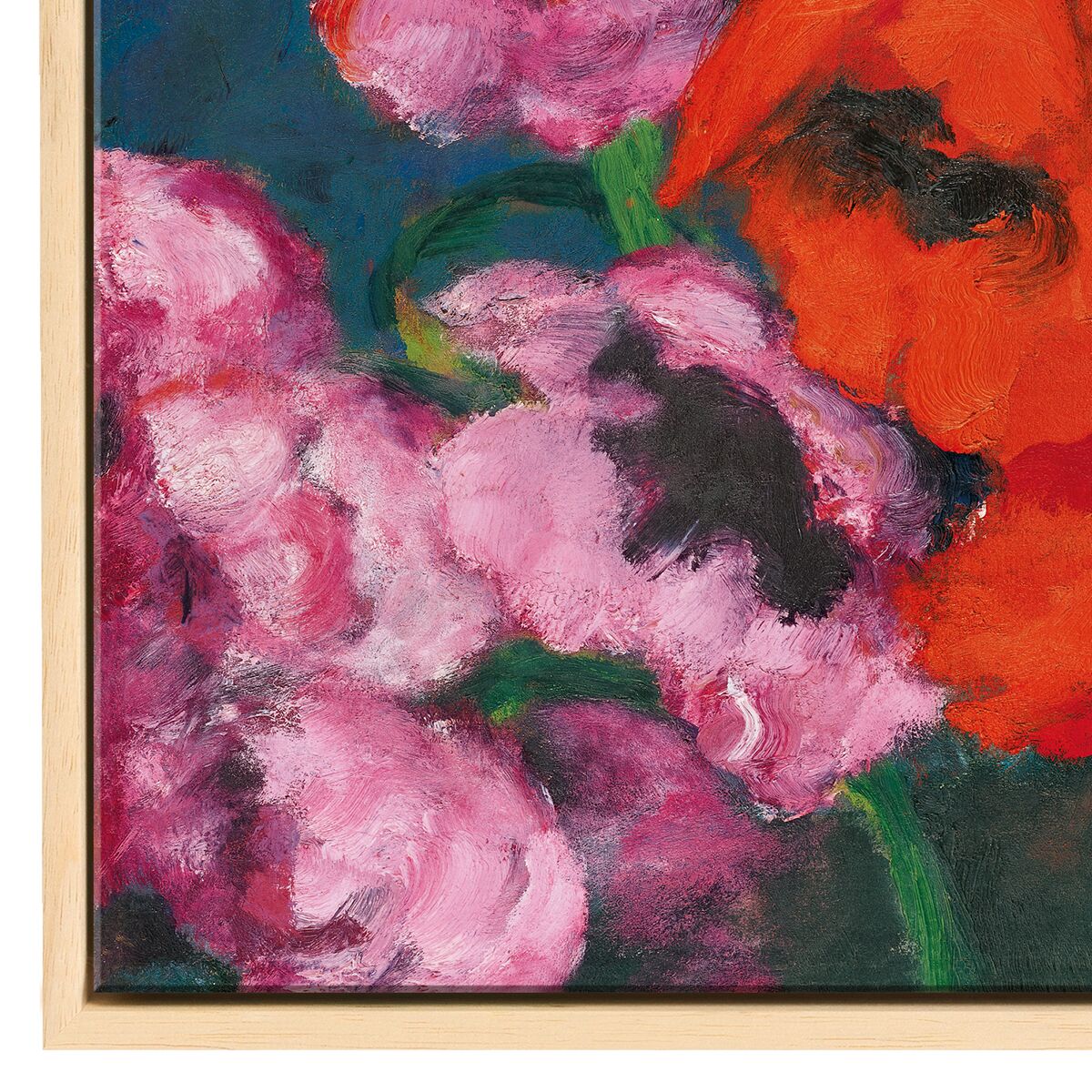 Detailreiches, leuchtend farbiges Gemälde von Emil Nolde: Großformatige Mohnblumen in kräftigem Rot, Rosa und Schwarz vor blau-grünem Hintergrund, eingefasst in einen naturfarbenen Massivholzrahmen. Starke Kontraste und expressive Pinselstruktur.