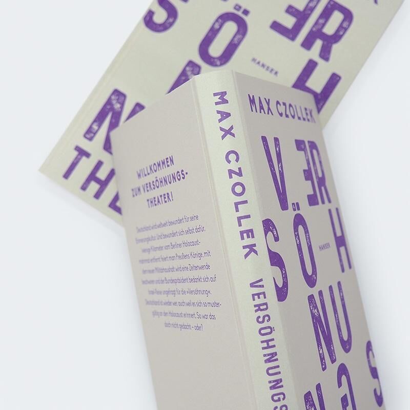 Das Bild zeigt das Buch 'Versöhnungstheater' von Max Czollek. Das Buchcover ist in Weiß mit lila Schrift gestaltet. Der Titel und der Name des Autors sind gut sichtbar.