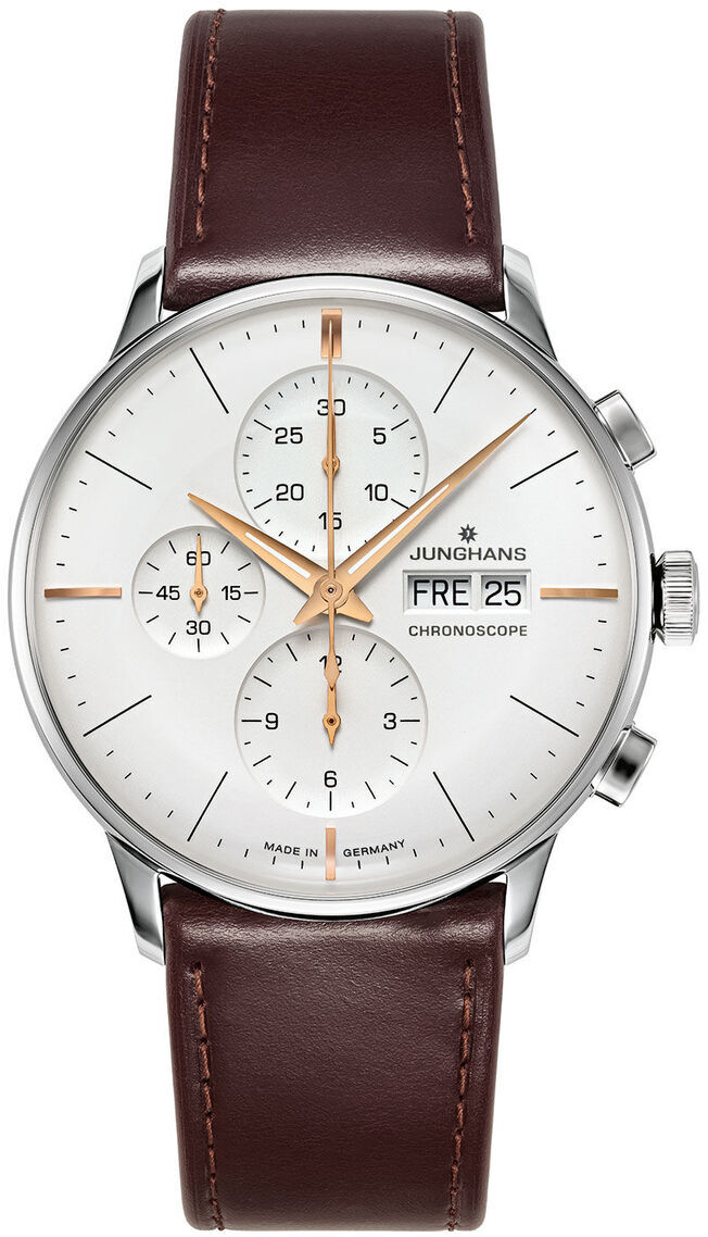 Die ZEIT-Sonderedition »Meister Chronoscope« von Junghans ist eine elegante Herrenarmbanduhr mit einem silbernen Gehäuse, einem weißen Zifferblatt und einem braunen Lederarmband. Die Uhr verfügt über eine analoge Anzeige mit Datum und Chronographenfunktion.