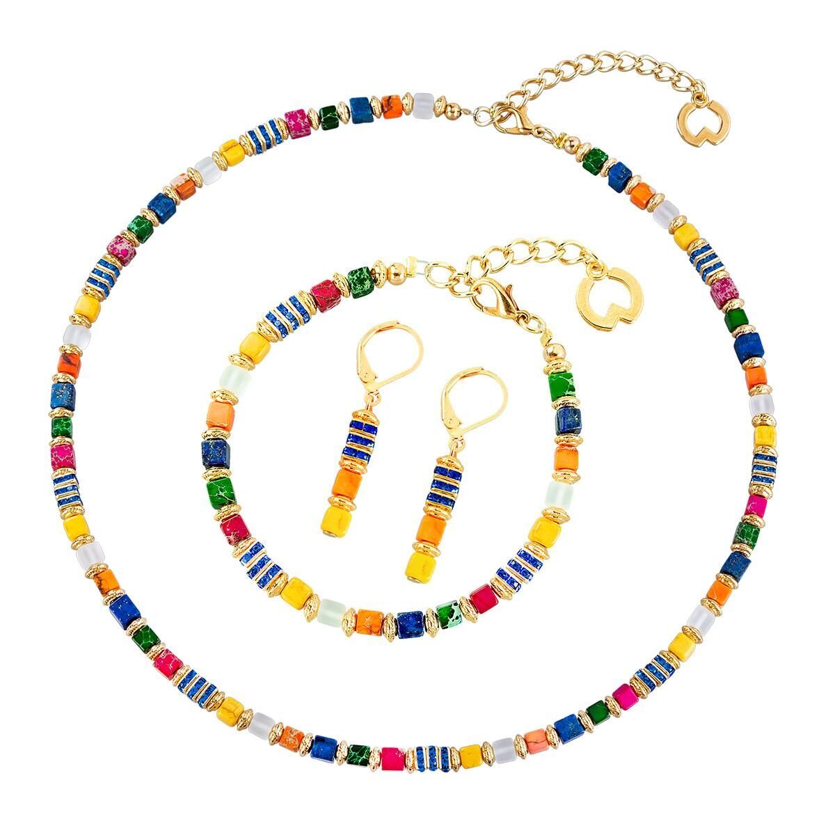 Ein Schmuckset bestehend aus einer Halskette, einem Armband und einem Paar Ohrringe, inspiriert von Franz Marc. Das Set ist bunt und besteht aus kleinen Perlen in Gold, Blau, Grün, Gelb, Rot, Pink und Weiß, die kunstvoll angeordnet sind.