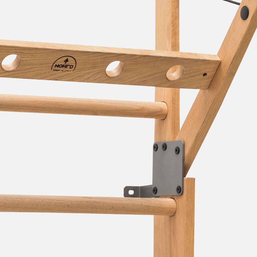 Holz-Sprossenwand aus Eiche mit sichtbarer Metallbefestigung und mehreren waagerechten Stangen vor hellem Hintergrund. Das Design wirkt modern und natürlich, geeignet für Training, Klettern oder zur kindlichen Bewegung im Innenraum.