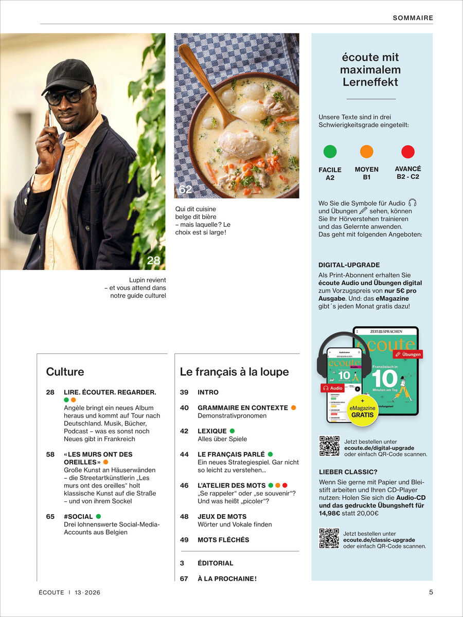 Inhaltsseite des Magazins Écoute 13/2026: links Fotos eines Mannes am Handy und einer Suppe mit Knödeln, darunter Rubriken Kultur und Le français à la loupe mit Artikeln und Seitenzahlen. Rechts hellblaue Spalte mit Lernhinweisen, farbigen Niveaupunkten, App-Werbung und QR-Codes.
