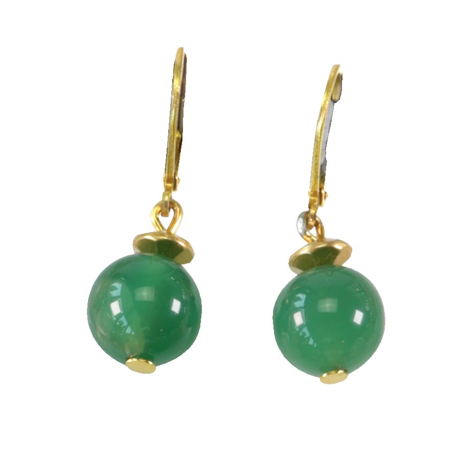 Zwei elegante Ohrringe aus dem Schmuckset 'Tami' von Petra Waszak für Ars mundi. Jeder Ohrring besteht aus einer großen, runden grünen Achat-Perle, die an einer vergoldeten Messingfassung mit Hakenverschluss befestigt ist. Das Design ist schlicht und klassisch-modern.