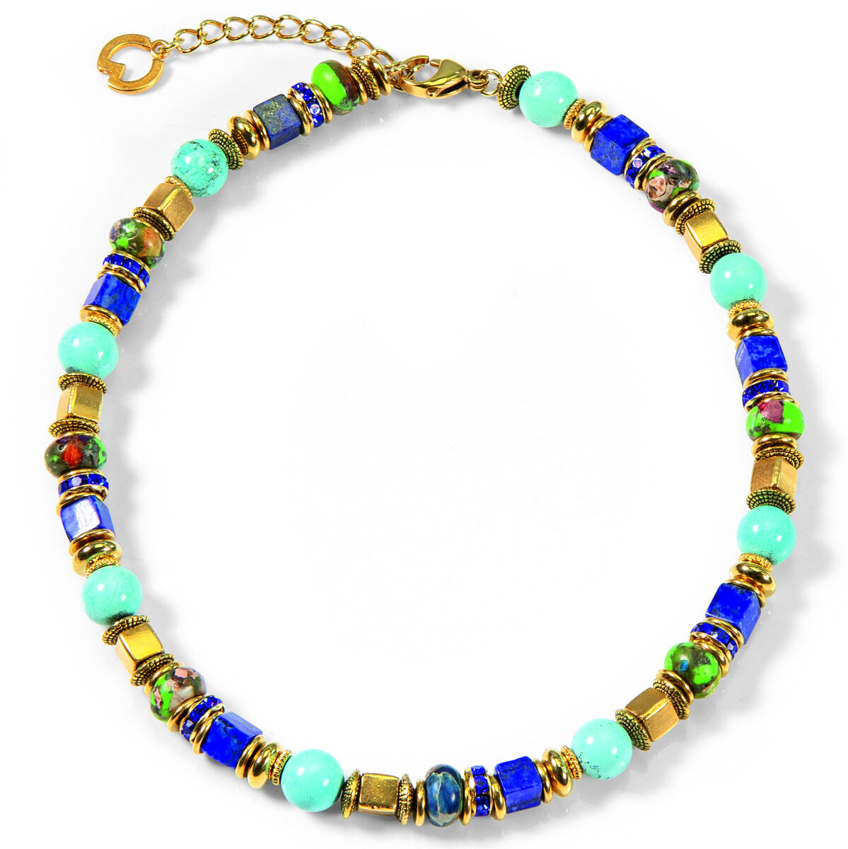 Das Bild zeigt eine stilvolle Halskette von Petra Waszak namens Collier 'Casablanca', die aus abwechselnden blauen, grünen und goldfarbenen Perlen und Elementen besteht. Diese elegante Kette ist ideal als modisches Accessoire für besondere Anlässe.