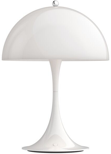 Die Leuchte »Panthella 250 Portable« besteht aus weißem Acryl in opaler Optik und präsentiert ein modernes, minimalistisches Design mit einem pilzförmigen Schirm und einem fließenden Fuß. Entworfen von Verner Panton, ist diese tragbare Tischlampe ideal für Nachttische und Schreibtische und bietet stilvolle Innenbeleuchtung.