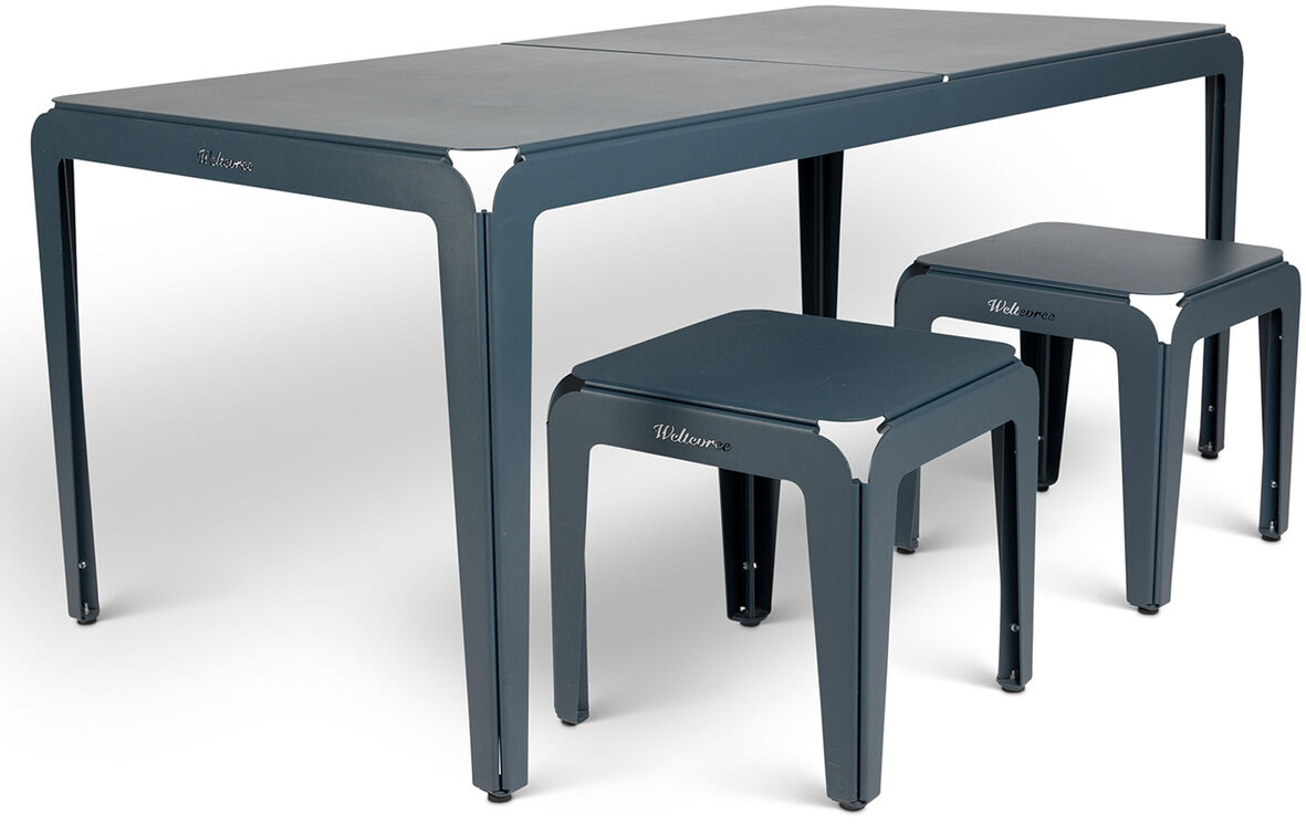 Ein Satz von zwei modernen, dunkelgrauen Hockern aus der Serie »Bended Stool« aus Stahl. Die Hocker haben ein schlichtes, minimalistisches Design, das gut zu modernen Wohn- oder Büroräumen passt.
