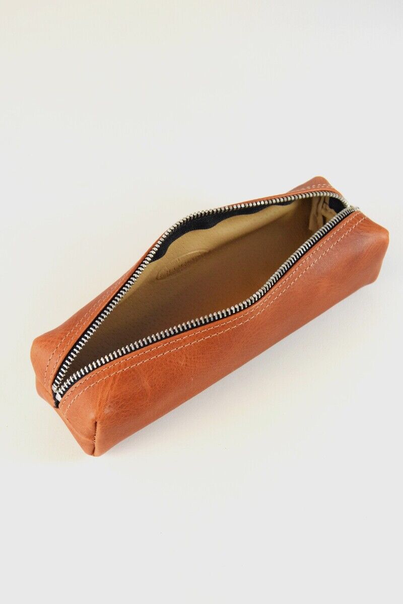 Ein braunes Lederetui mit Reißverschluss, ideal zur Aufbewahrung von Stiften oder Kosmetikartikeln.