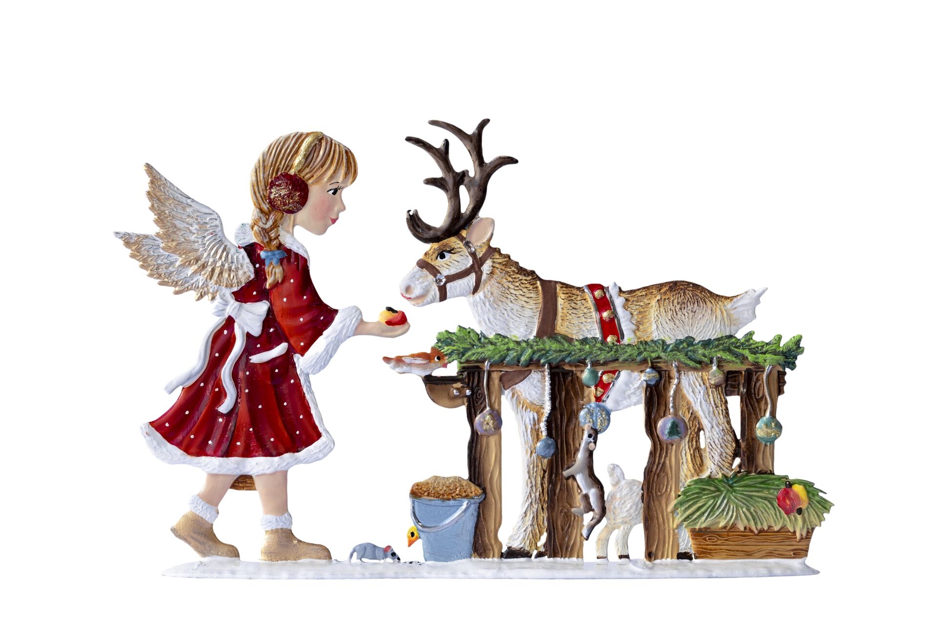 Zinnfigur eines Engels in rotem Kleid mit goldenen Flügeln, der ein Rentier an einem mit bunten Kugeln geschmückten Futtertrog füttert; winterliche und weihnachtliche Dekoszene mit liebevoll gestalteten Details.