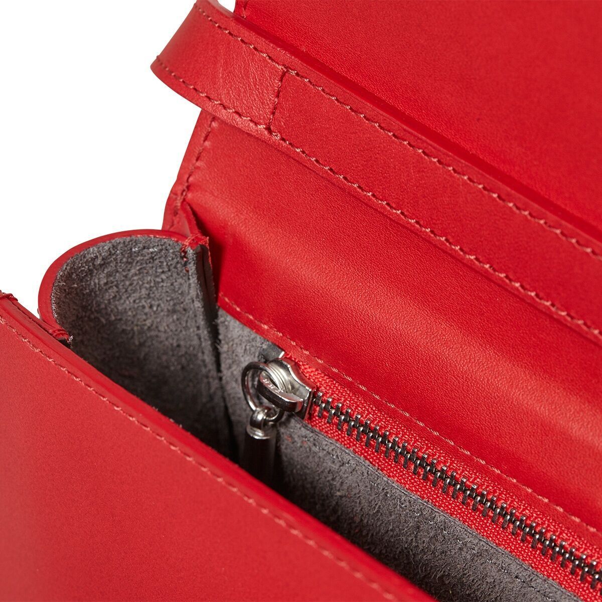 Detailaufnahme einer roten Leder-Schultertasche der ZEIT-Sonderedition »DIE ZEIT 2« mit einem Reißverschluss an der Innenseite und einer sichtbaren Naht.