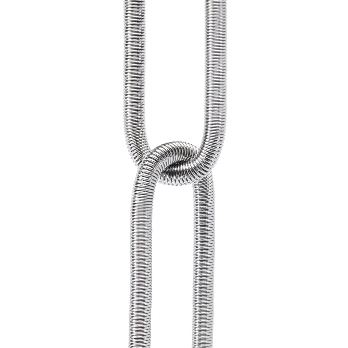 Detailansicht der Collier-Halskette "CHAIN" von la molla, Eolienne Lager: Mehrere, ineinandergreifende Glieder aus silbern schimmerndem Edelstahl mit feiner Spiralfeder-Optik, industriell und modern gestaltet, vor weißem Hintergrund freigestellt.