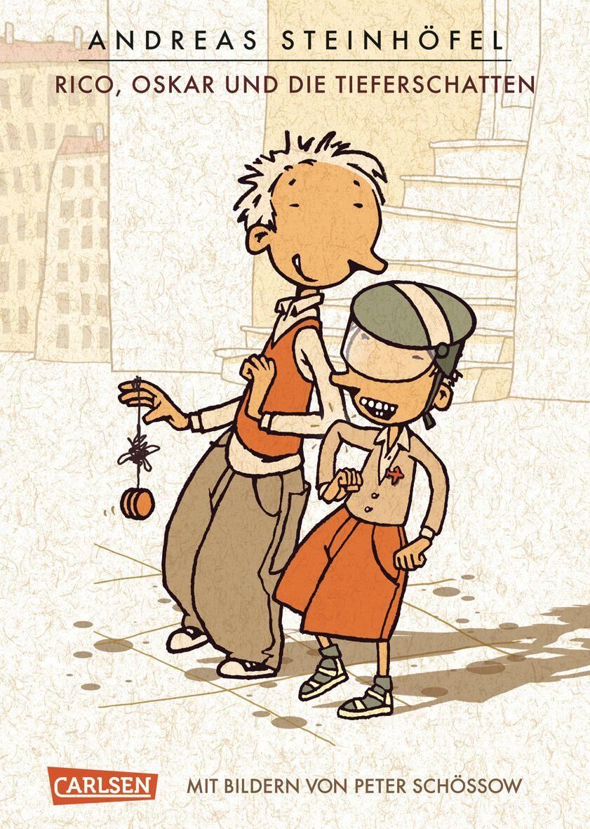 Illustration von zwei Jungen aus dem Buch 'Rico, Oskar und die Tieferschatten'. Die Jungen laufen lachend durch eine städtische Gegend, einer mit einer Baskenmütze, einem orangen Schal und einer kurzen Hose, der andere mit einem grünen Hut und einer orange-weißen Kleidung. Buchcover von Andreas Steinhöfel, illustriert von Peter Schössow und veröffentlicht von Carlsen Verlag.