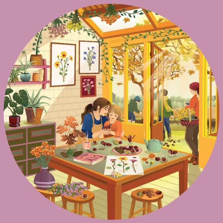 Illustration eines herbstlichen Bastelzimmers: Zwei Personen basteln am Tisch mit Kastanien, Blättern und Bastelutensilien. Im Hintergrund offenes Gelbglas-Tür, draußen sammeln Menschen herbstliche Naturmaterialien. Freundliche, lichtdurchflutete Atmosphäre, viele Pflanzen und Naturdeko.