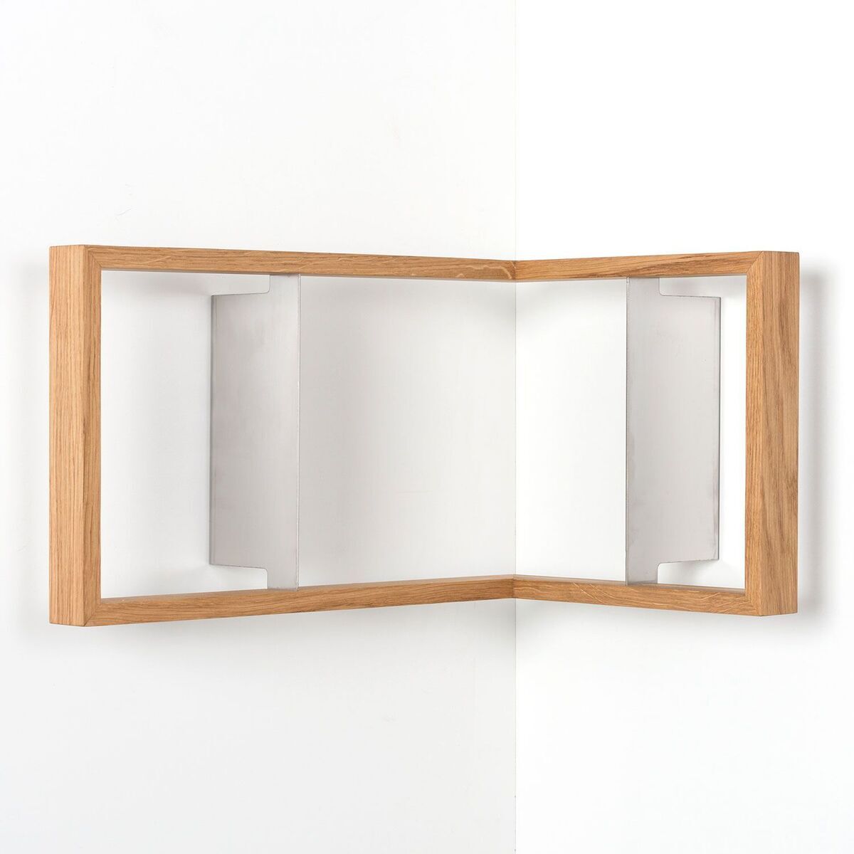 Ein minimalistisches Eckregal mit einem Rahmen aus Eichenholz, das an zwei Wänden montiert ist. Das Design ist modern und kompakt, ideal für verschiedene Räume wie das Wohnzimmer, Schlafzimmer oder Arbeitszimmer.