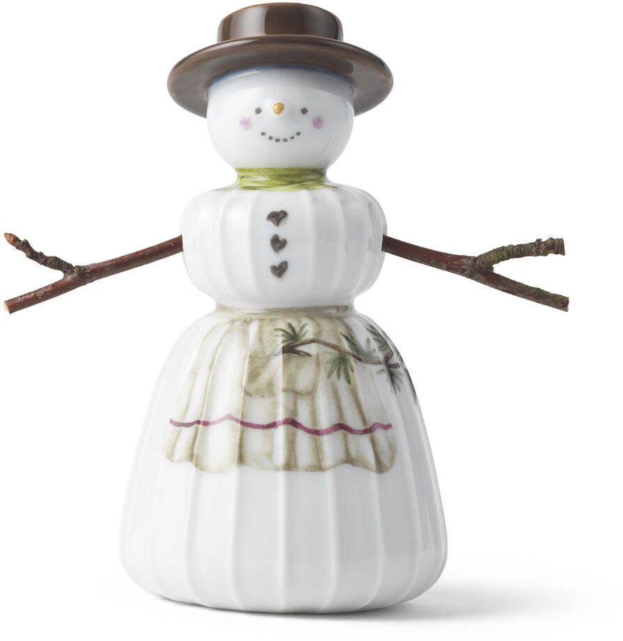 Porzellan-Schneefrau der Serie Hammershøi mit braunem Hut und ausgestreckten Ästen als Arme auf weißem Untergrund. Der Unterkörper ist mit feinen, winterlichen Motiven und dezenten Farben wie Grün und Rosé verziert.