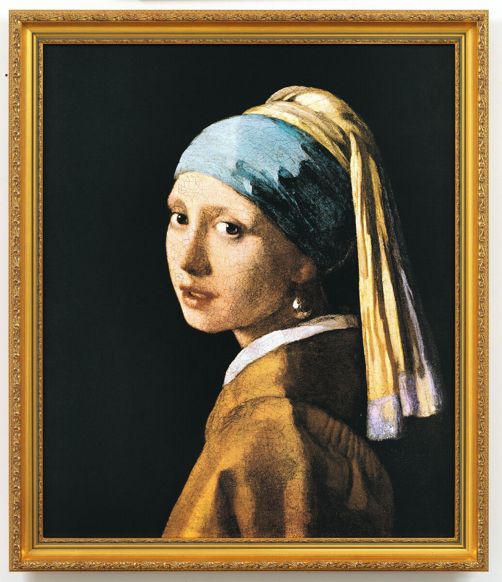 Das Gemälde »Das Mädchen mit dem Perlenohrring« von Jan Vermeer van Delft aus dem Jahr 1665 zeigt eine junge Frau in einem dunkel gehaltenen Hintergrund, die einen Perlenohrring trägt und einen blauen Turban mit einem gelben Tuch auf dem Kopf hat. Sie blickt den Betrachter über ihre Schulter an.