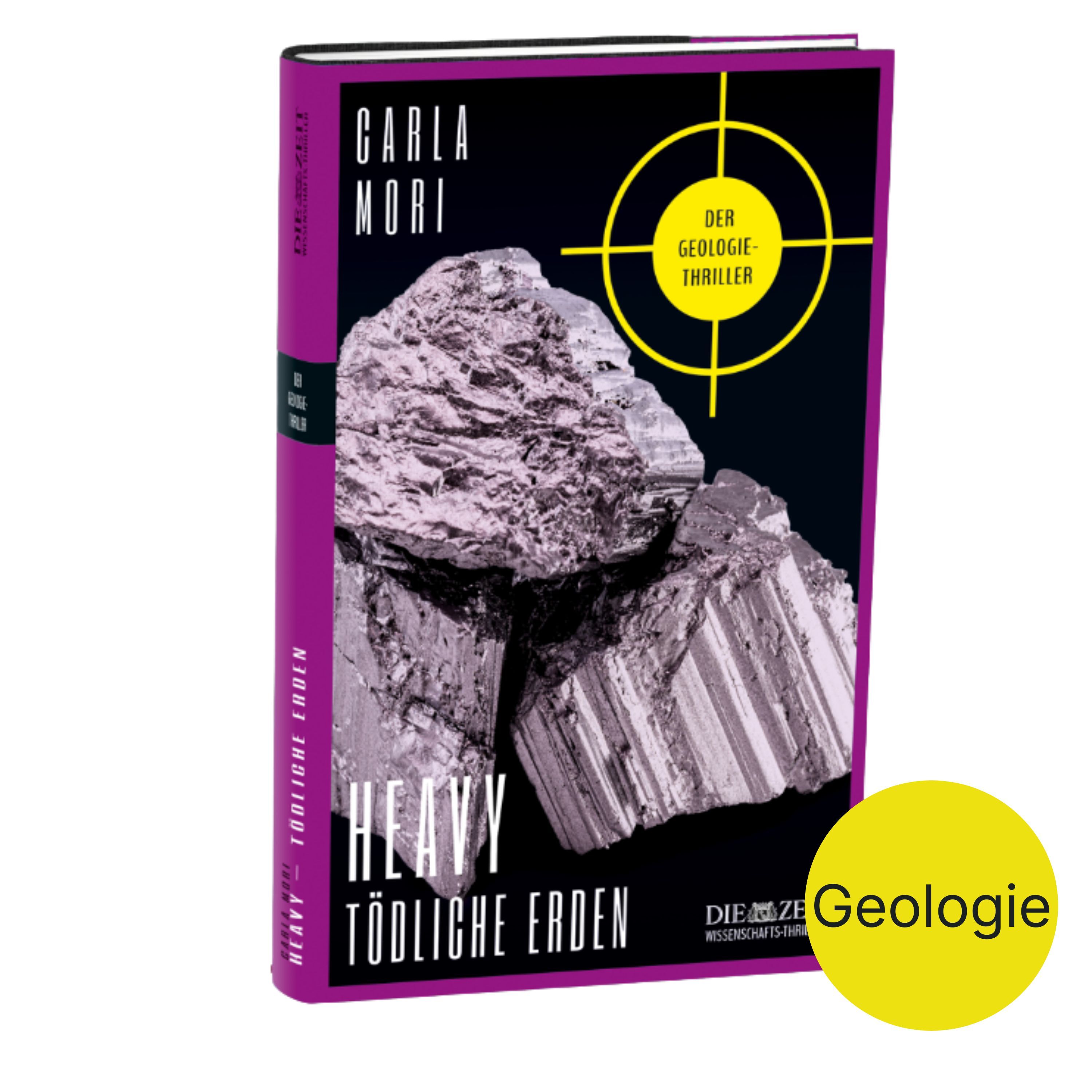 Das Buchcover von „Heavy – Tödliche Erden“ von Carla Mori zeigt ein Foto von dunklen, übereinanderliegenden Mineralbrocken mit klaren Strukturen. Der Umschlag ist in Schwarz, Weiß und Violett gestaltet. Auf dem Cover ist eine gelbe Plakette mit dem Text „Geologie“ angebracht.