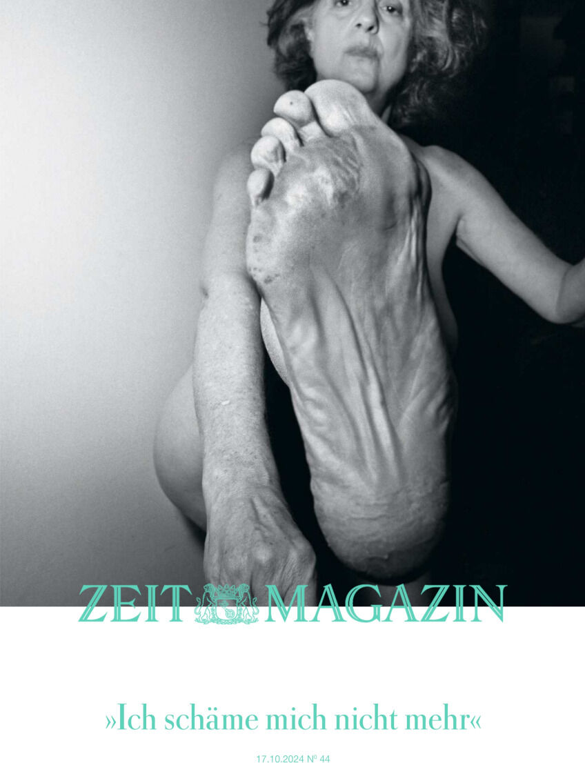 Cover des ZEIT Magazins 44/2024 mit einem schwarz-weißen Porträt einer Person in einer ausdrucksstarken Pose. Der Titel lautet: Ich schäme mich nicht mehr.