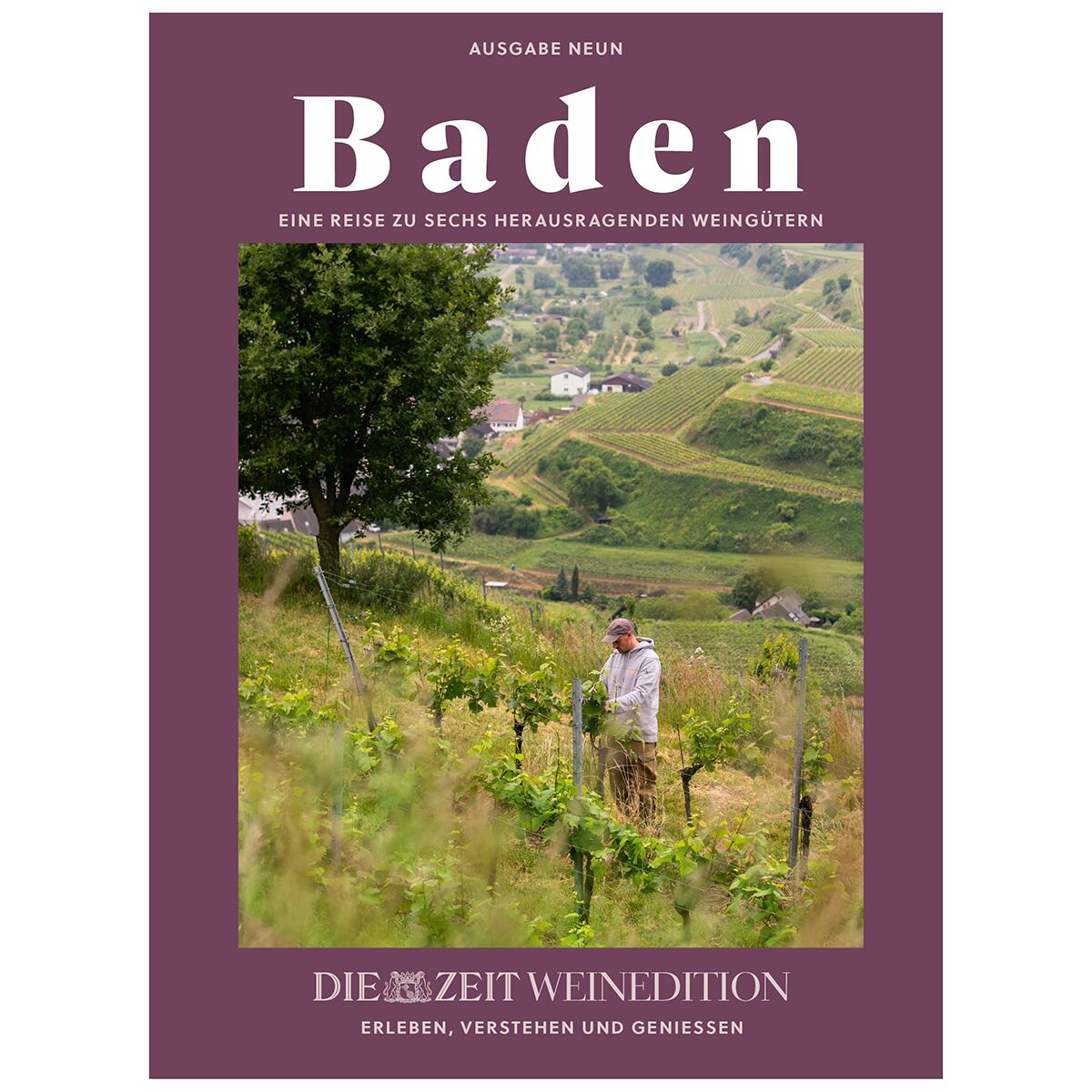 Ein Mann arbeitet zwischen Reben in einem grünen Weinberg in der Region Baden, im Hintergrund sanfte Hügel mit weiteren Weinreben und einem kleinen Dorf. Das Bild ist von einem violetten Rand eingerahmt und zeigt das Titelblatt der ZEIT-Weinedition »Baden«.