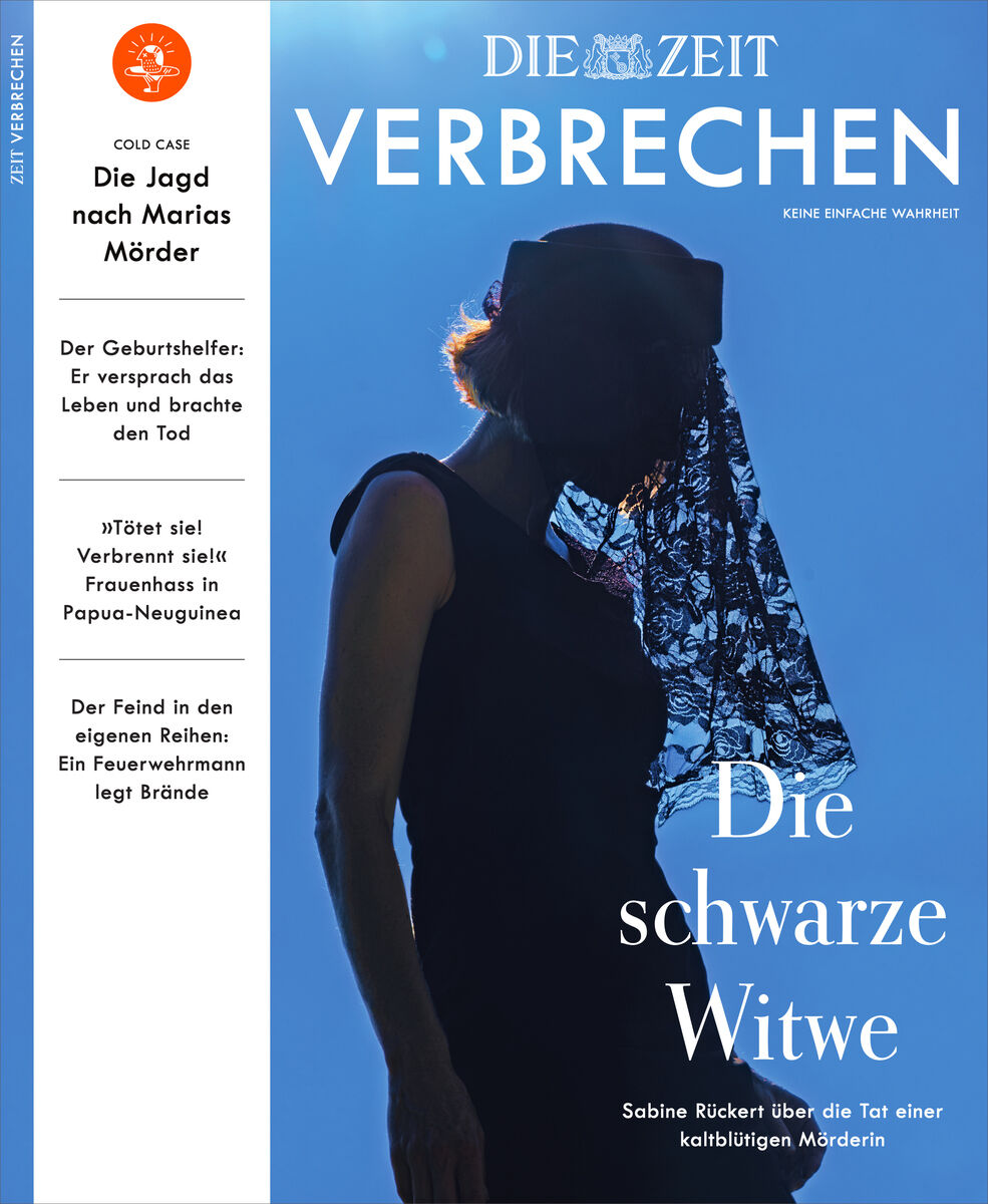 Titelbild des Magazins ZEIT VERBRECHEN zeigt eine geheimnisvoll wirkende Frau in schwarzer Kleidung und Schleier vor blauem Hintergrund. Groß der Titel 'Die schwarze Witwe', daneben weiße und orangene Textfelder mit weiteren Kriminalthemen. Modernes, seriöses Design.