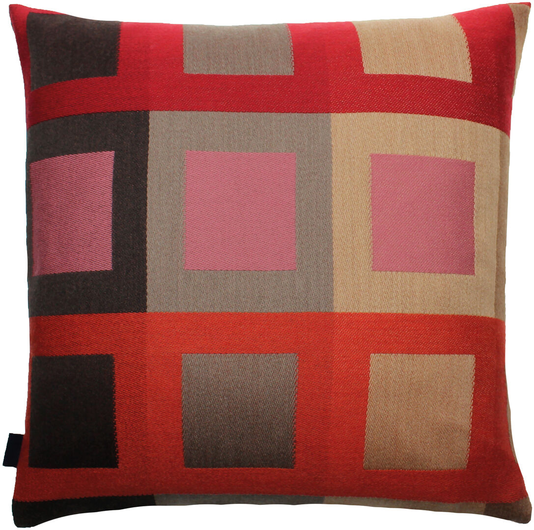 Kissenbezug ‚Frame‘ mit geometrischem, abstrakten Muster in Rot, Beige, Braun und Rosa.