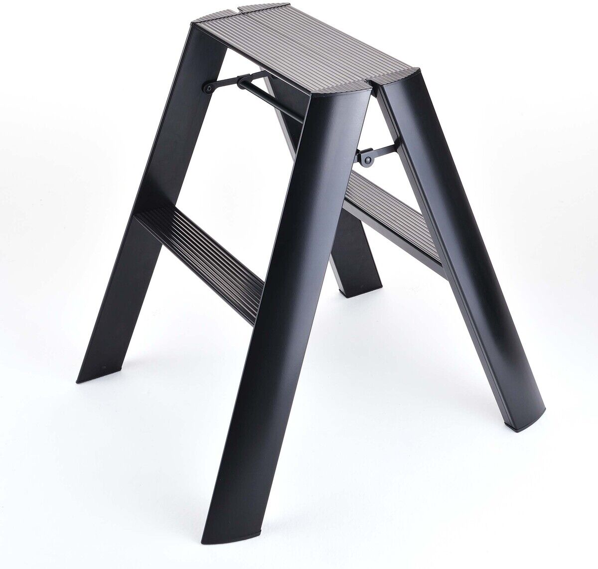 Die Abbildung zeigt eine moderne zweistufige Lucano Trittleiter aus Aluminium mit schwarzer Oberfläche auf weißem Hintergrund. Die kompakte Leiter besitzt breite Stufen und steht sicher geöffnet, geeignet für den vielseitigen Einsatz im Haushalt oder Büro.
