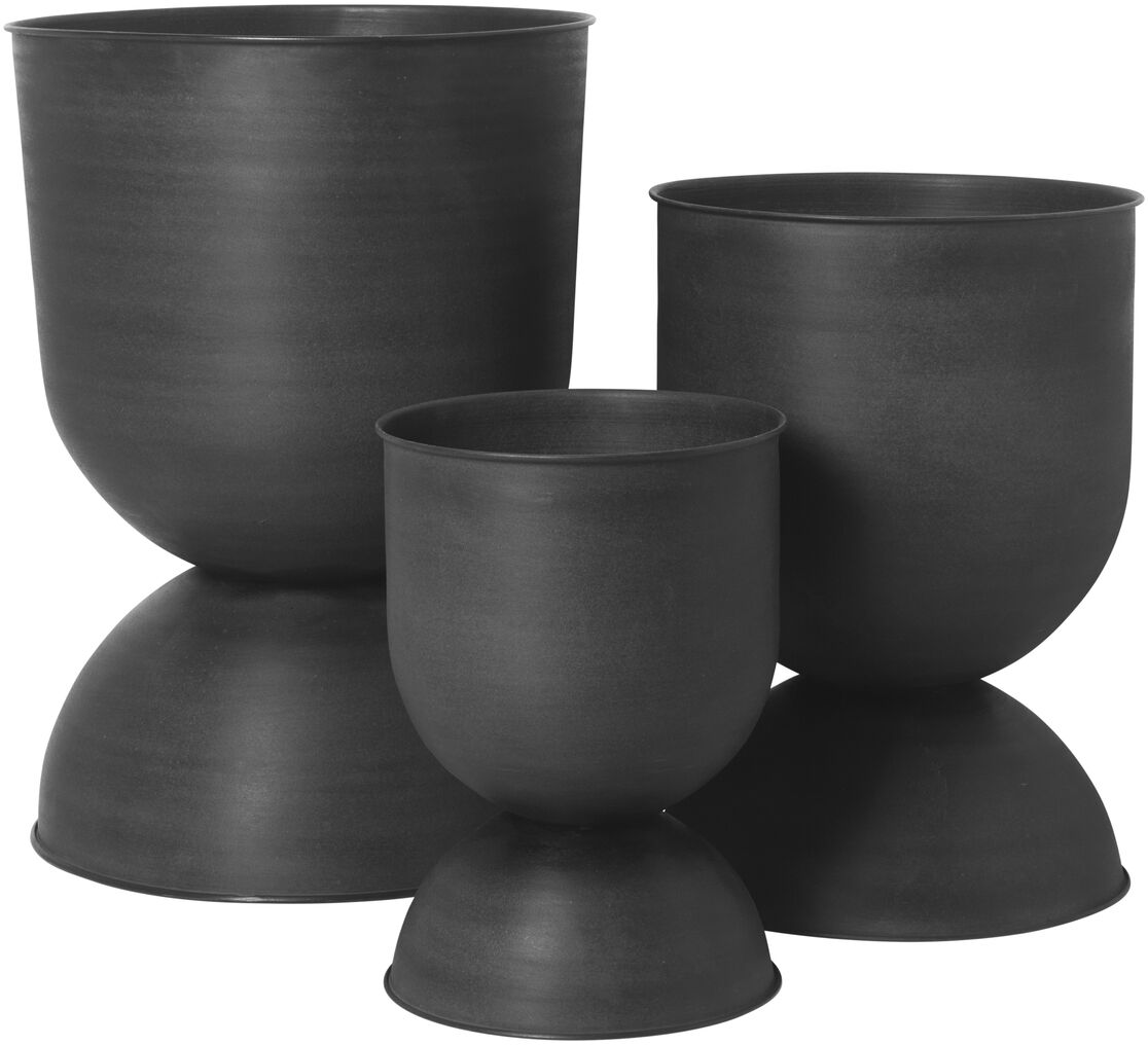 Drei schwarze Pflanztöpfe in unterschiedlicher Größe, die in einem modernen, minimalistischen Design gehalten sind. Die Töpfe haben eine geometrische Form und eignen sich sowohl für den Innen- als auch für den Außenbereich.