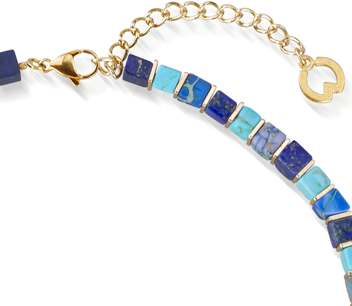 Das Petra Waszak Collier "Zeit-2026-03" der Marke Ars mundi besteht aus würfelförmigen Steinen in verschiedenen Blau- und Türkistönen mit goldfarbener Gliederkette und Karabinerverschluss. Das Design wirkt modern, elegant und kunstvoll, ideal für stilbewusste Schmuckliebhaber.