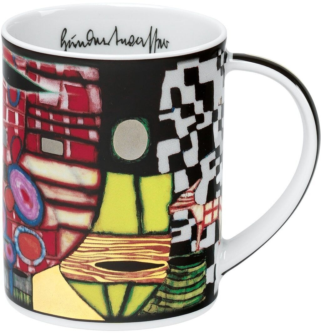 Ein Becher aus einem Set von vier »Magic Mugs 2021« nach Hundertwasser. Der Becher ist mit einem farbenfrohen Mosaikdesign verziert, das verschiedene Muster und Farben wie Rot, Grün, Schwarz und Gelb enthält. Oben am Becher befindet sich eine Signatur von Hundertwasser.