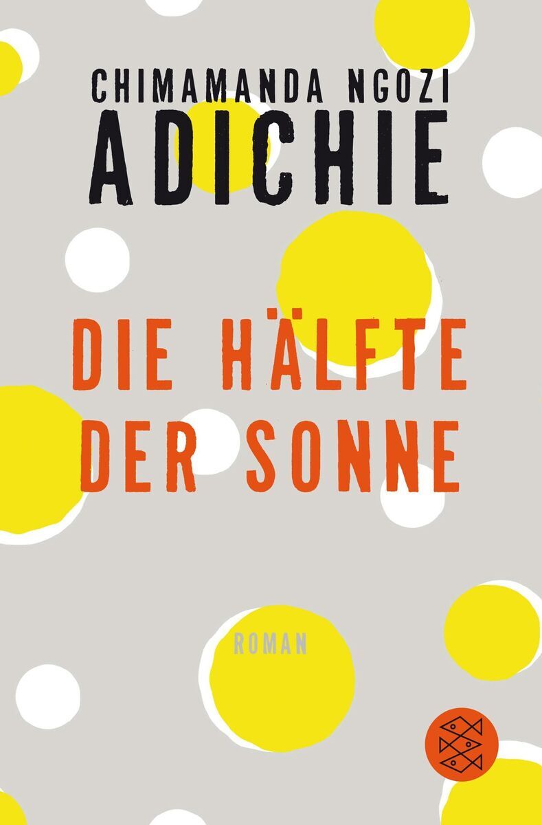Das Buchcover von 'Die Hälfte der Sonne' von Chimamanda Ngozi Adichie zeigt einen grauen Hintergrund mit weißen und gelben Punkten. Der Titel des Buches ist in auffälligen roten Buchstaben geschrieben. Oben ist der Name der Autorin in schwarzem Text auf weißem Hintergrund zu sehen.