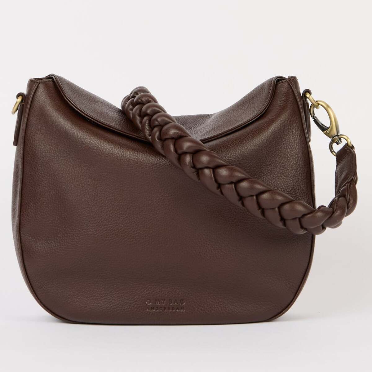 Abgebildet ist eine dunkelbraune Schultertasche aus Leder mit einem geflochtenen Henkel und goldfarbenen Details, präsentiert vor neutralem Hintergrund. Die Tasche wirkt elegant und modern und eignet sich ideal als modisches Accessoire für verschiedene Anlässe.