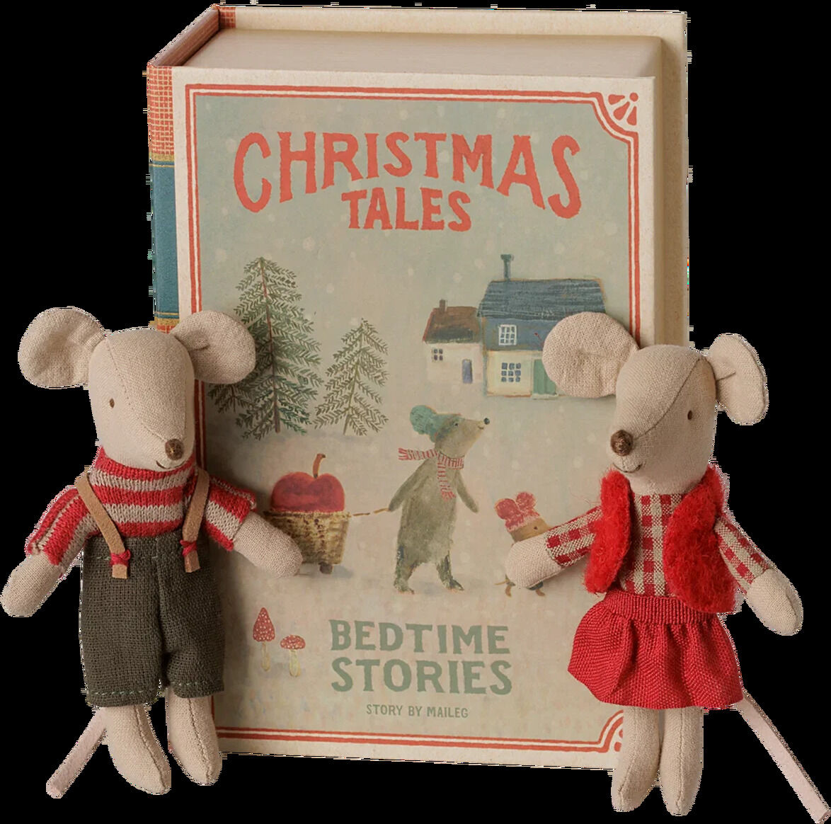 Zwei weiche Kuscheltiermäuse im Weihnachtsoutfit sitzen vor einem dekorativen Buch mit dem Titel „CHRISTMAS TALES BEDTIME STORIES“. Die Mäuse haben textile Kleidung und das Buch zeigt ein winterliches Motiv mit Haus, Bäumen und Schneelandschaft.