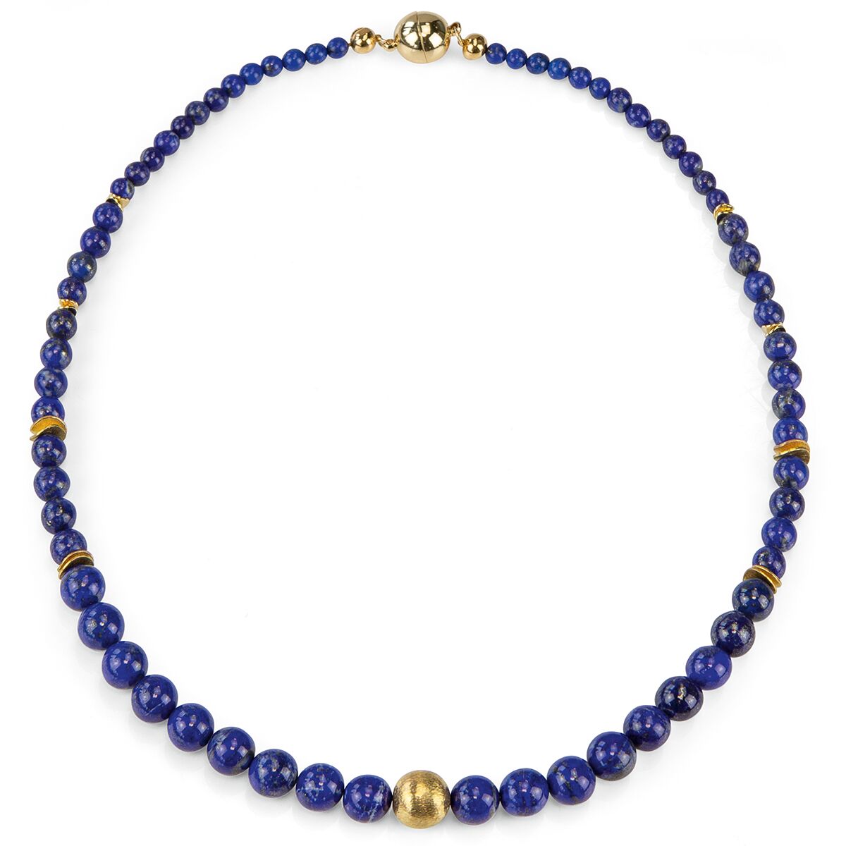Das Bild zeigt das Perlencollier »Blue Dreams« von ars mundi, bestehend aus runden Lapislazuli-Perlen in intensivem Blau mit kleinen und größeren vergoldeten Zwischenelementen. Die Kette ist gleichmäßig angeordnet und besitzt einen goldfarbenen Kugelverschluss.