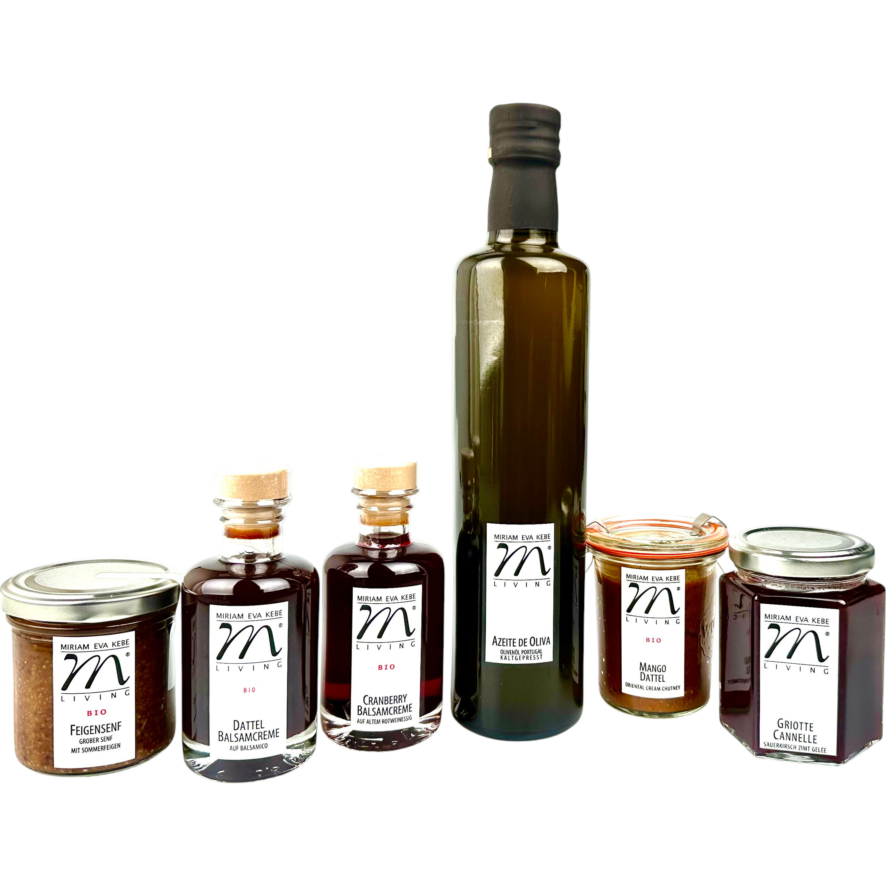 Sechsteiliges Gourmet-Set »Wintergourmet« von Kebe: mittig eine grüne große Olivenölflasche, flankiert links und rechts von jeweils zwei kleinen, glasklaren Gläsern mit Balsamcreme, Feigensenf, Chutney und Gelée. Jedes Gefäß mit beschriftetem, handwerklichem Etikett, diverse Deckel.