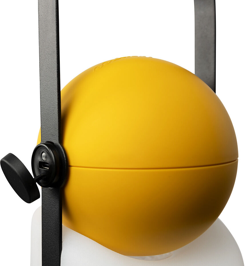 Moderne gelbe Lampe mit sphärischer Form auf schwarzem Gestell, stilvolles Design.