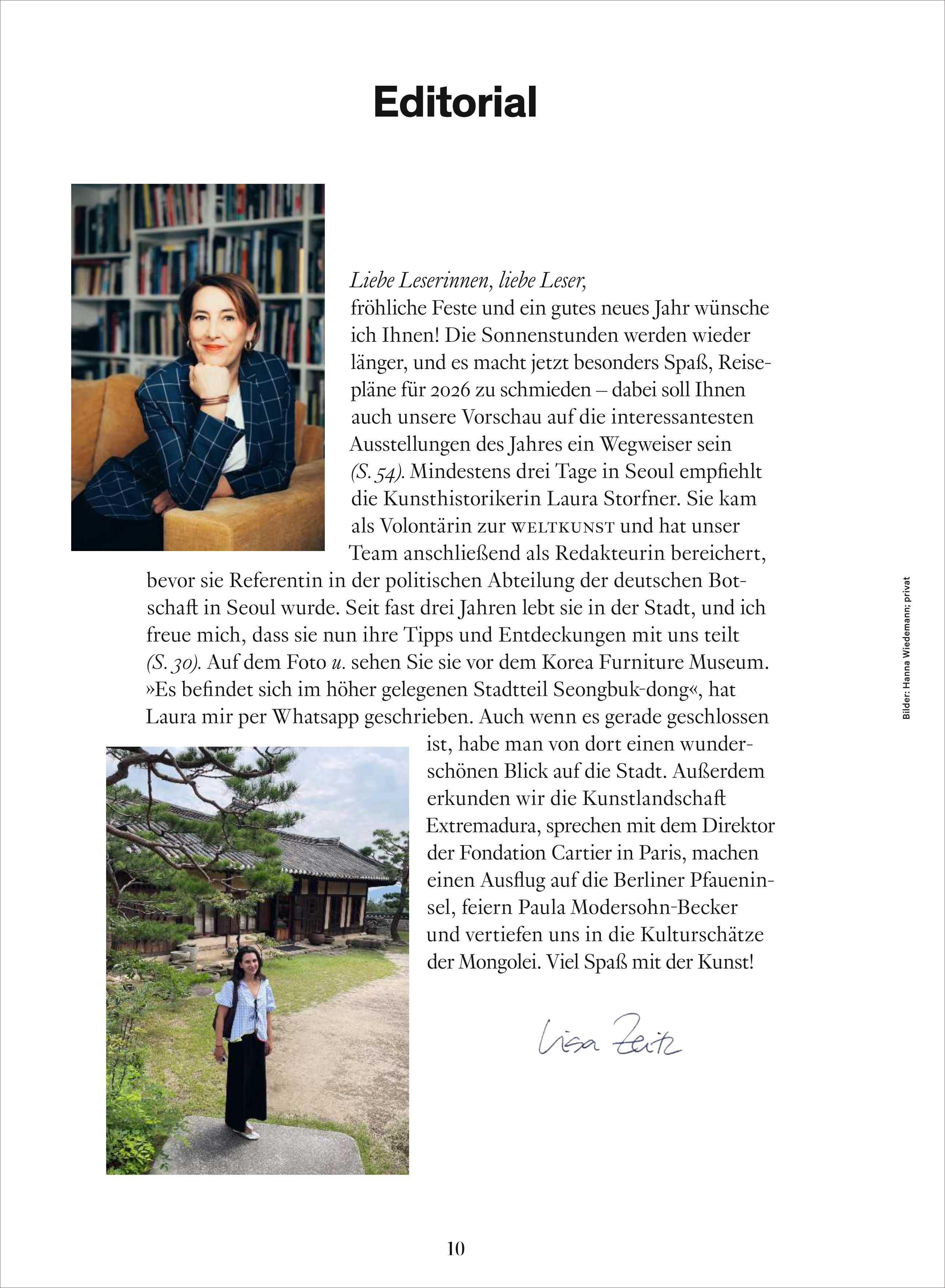 Auf einer Magazinseite oben rechts ein Porträtfoto einer Frau an einem Tisch, neben ihr Bücherregale. Unten links ein zweites Foto: dieselbe Frau steht vor einem traditionellen Gebäude mit Garten. In der Mitte steht ein persönlicher Editorial-Text, rechts unten eine handschriftliche Unterschrift. Schlichte, moderne Gestaltung.