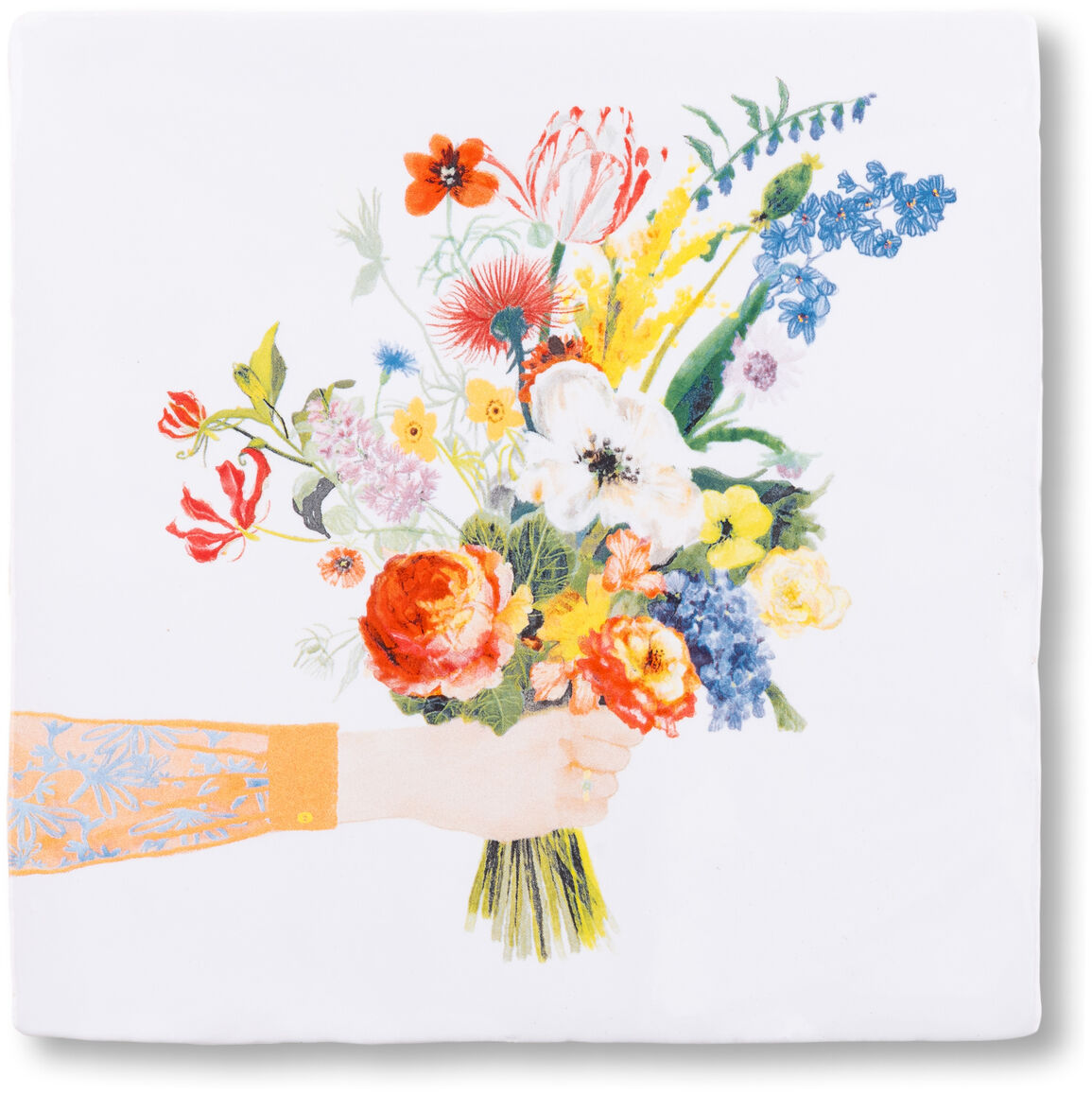 Keramikfliese mit einem handgemalten, bunten Blumenstrauß. Der Hintergrund ist weiß, und eine Hand in einem orange- und blaugefleckten Ärmel hält den Blumenstrauß. Geeignet für Wohnkultur und als Geschenk.