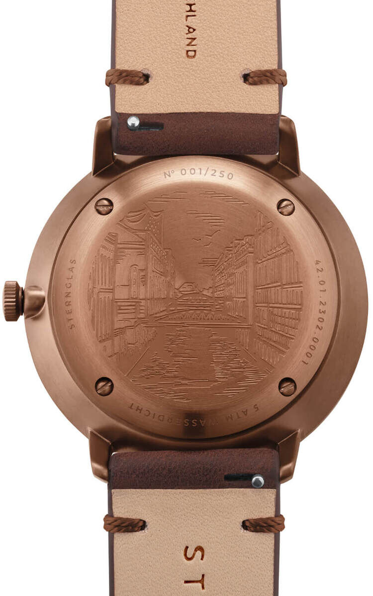 ZEIT-Sonderedition Uhr »Hamburg« aus Bronze, Rückseite des Gehäuses mit detailliertem Design, kanelfarbenes Armband mit beiger Innenseite.