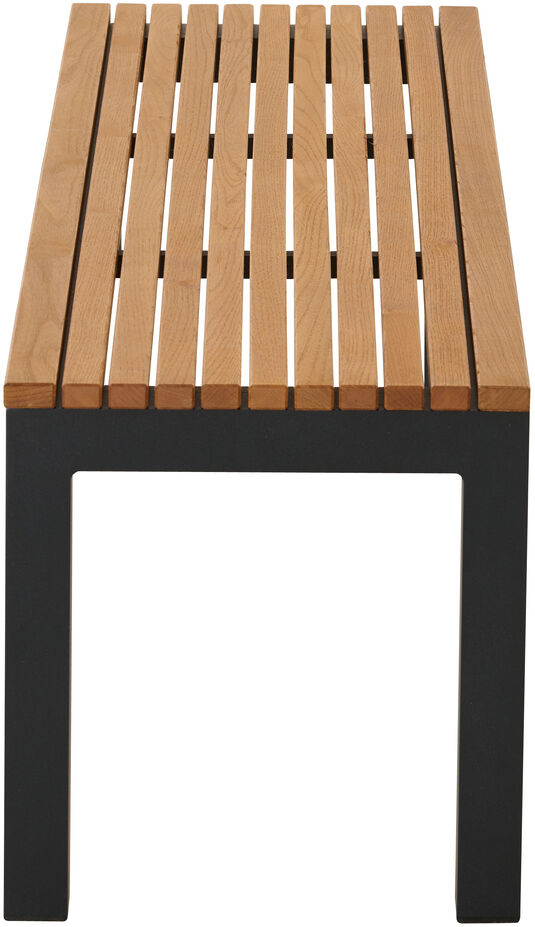 Holzbank mit Sitzfläche aus Holzlatten und einem schwarzen Metallrahmen.