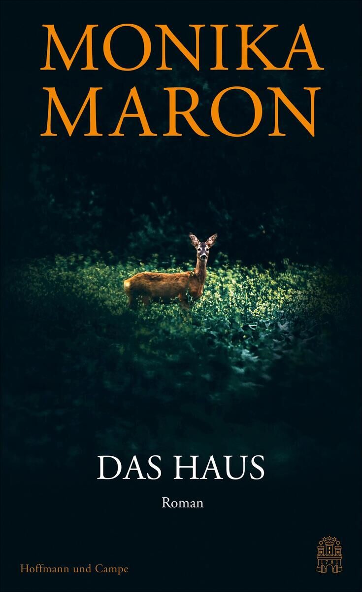 Buchcover von Monika Marons 'Das Haus'. Ein Hirsch steht in einem dunkelgrünen, waldähnlichen Gebiet, umgeben von Nebel. Titel und Autorenname sind in goldener Schrift.