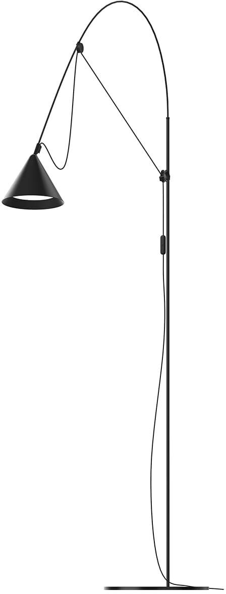 Eine schwarze Stehlampe des Modells „AYNO“ mit modernem, minimalistischem Design. Die Lampe hat einen verstellbaren Arm und einen konischen Lampenschirm, montiert auf einem dünnen Metallstab, der auf einer flachen runden Basis steht.
