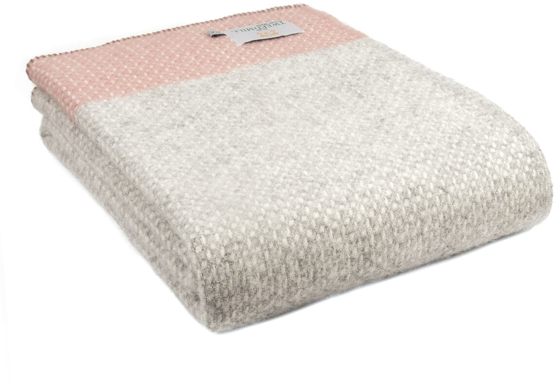 Gestrickte Decke »Crossweave« mit einfachem Strickmuster in Grau und Hellrosa, zusammengelegt.