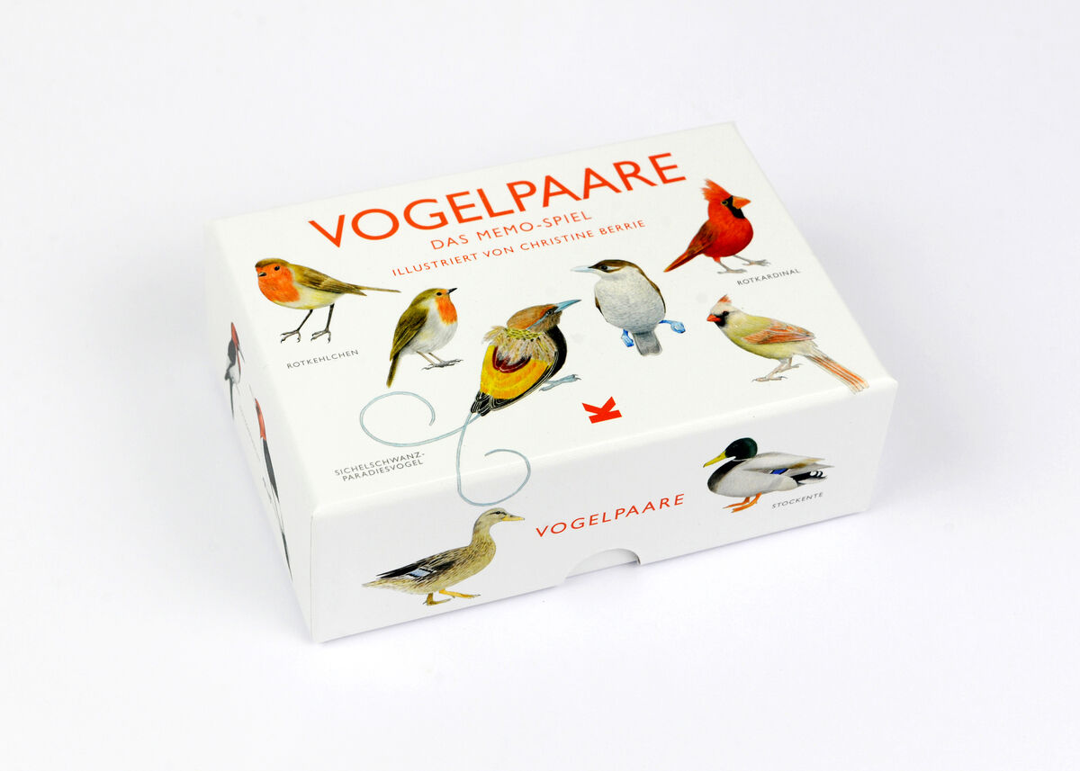 Das Bild zeigt die Schachtel des Memo-Spiels 'Vogelpaare'. Die Box ist weiß mit Illustrationen verschiedener Vogelarten auf der Vorderseite. Oben und in der Mitte steht in roten Buchstaben 'VOGELPAARE - Das Memo-Spiel', illustriert von Christine Berrie.