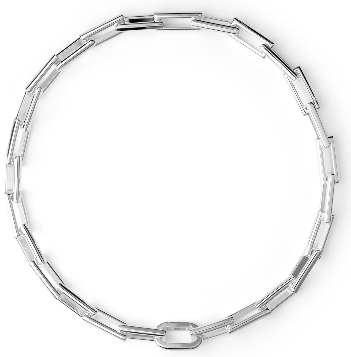 Abgebildet ist eine glänzende, silberne Gliederkette mit rechteckigen Elementen in moderner und minimalistischer Ausführung, geöffnet ausgelegt und auf weißem Hintergrund fotografiert. Die Kette ist etwa 50 cm lang und eignet sich als elegantes Schmuckstück für Damen.