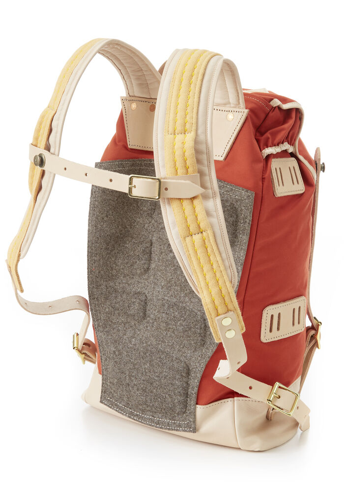 Ein robuster Rucksack »Mountaineer« in Rot, Gelb, Grau und Beige, der für Outdoor-Aktivitäten wie Wandern und Camping geeignet ist. Er verfügt über gepolsterte Schulterriemen und verschiedene Befestigungen.