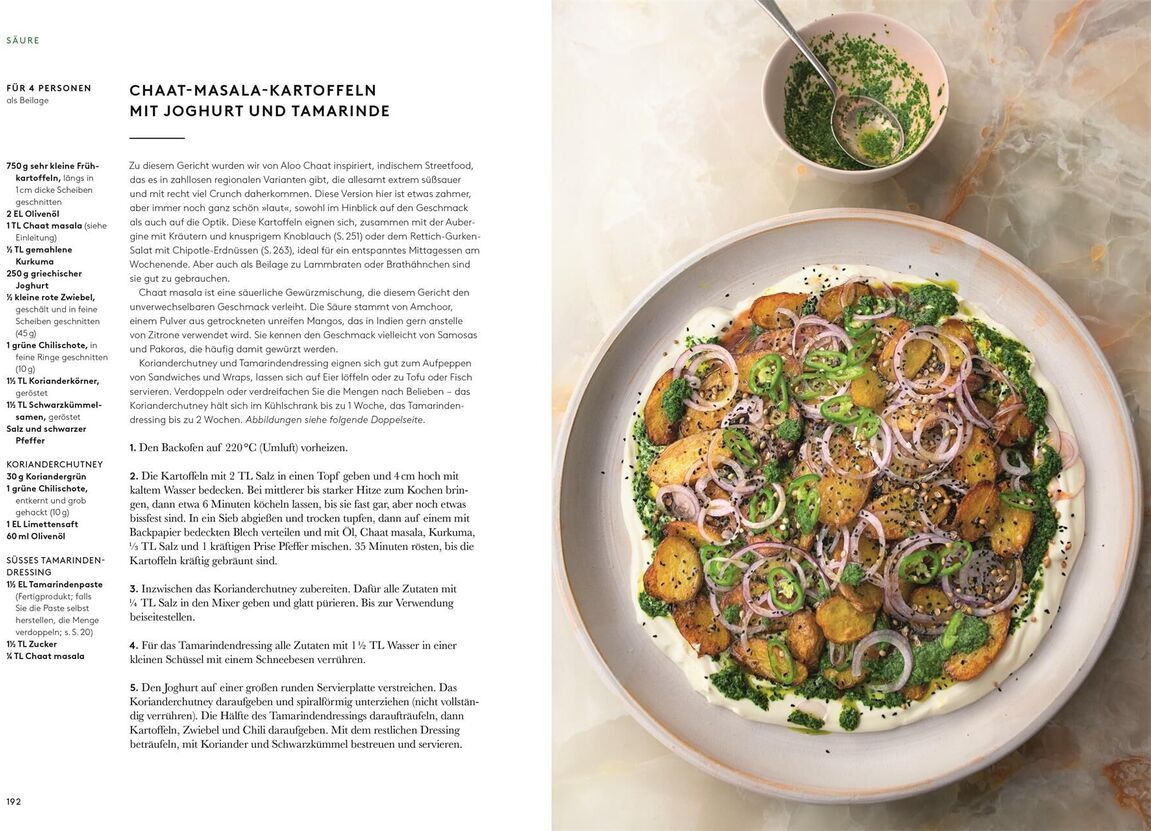 Eine Doppelseite aus dem Buch 'Flavour' von Yotam Ottolenghi, zeigt links eine detaillierte Rezeptbeschreibung für Chaat-Masala-Kartoffeln mit Joghurt und Tamarinde, und rechts ein Teller mit dem fertigen Gericht, das aus goldbraunen Kartoffeln, roten Zwiebeln, grünen Kräutern und einer weißen Joghurtsoße besteht. Im Hintergrund ist eine Schüssel mit Kräutern sichtbar.