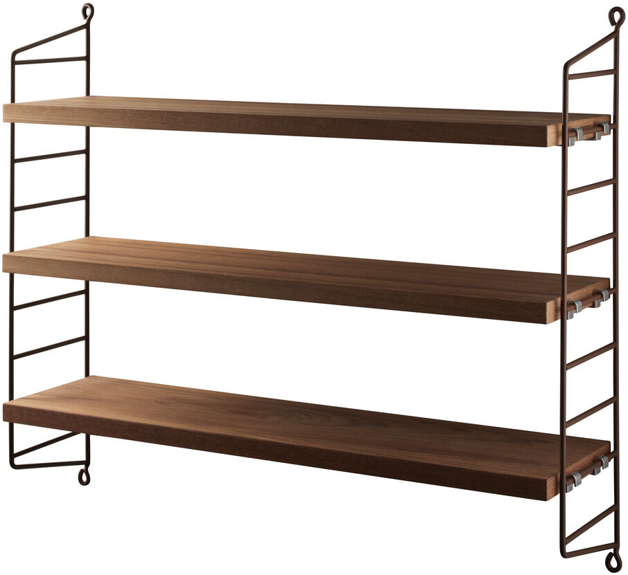 Das Bild zeigt das »String Pocket Regal«, ein wandhängendes Regal mit drei Holzablagen und einem schwarzen Metallrahmen im minimalistischen skandinavischen Design. Es ist geeignet zur Aufbewahrung und Dekoration an der Wand.